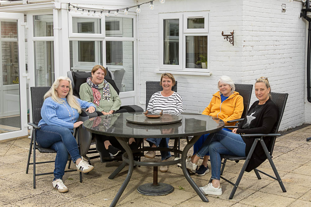 Holidays with friends, relaxing in Garden Bench
